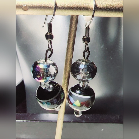 Brilliant faceted Aurora Borealis bead with handpainted Obsidian bead dangle ear - Picture 2 of 9